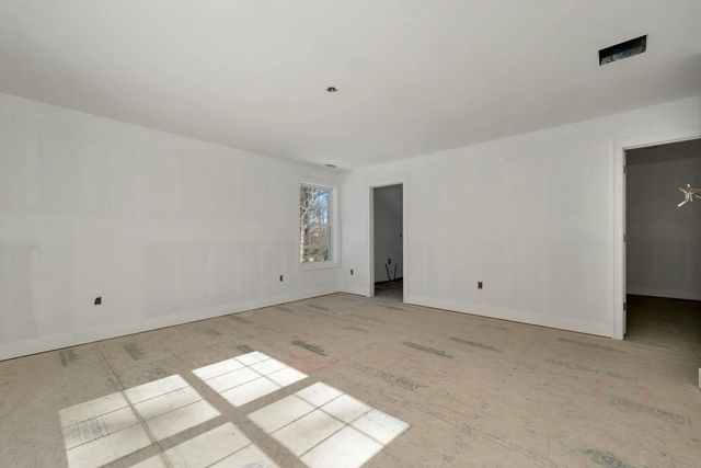 8 Wiley Hill Road, Londonderry, NH 03053