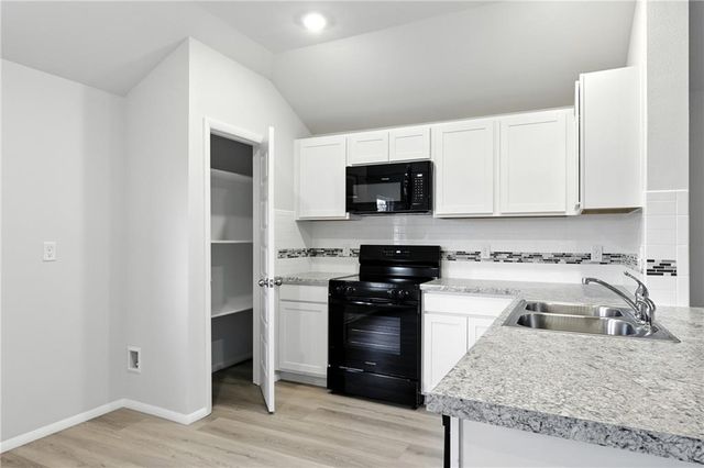 455 Rock Creek Drive, Tonganoxie, KS 66086