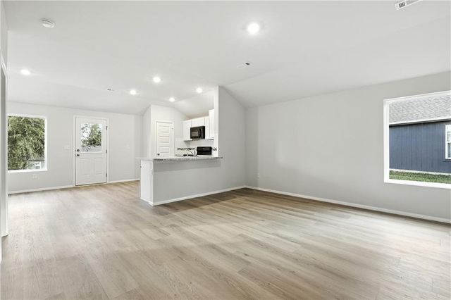 455 Rock Creek Drive, Tonganoxie, KS 66086