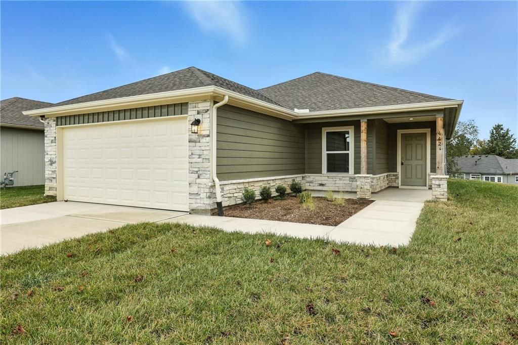 455 Rock Creek Drive, Tonganoxie, KS 66086