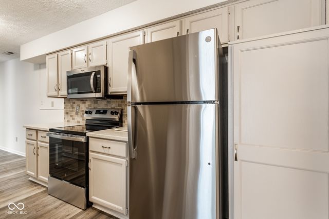 9350 Golden Leaf Way, Indianapolis, IN 46260