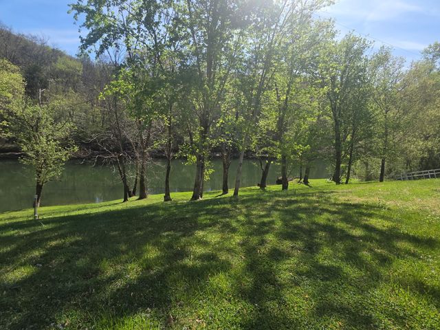 906 Riverside Cir, Celina, TN 38551