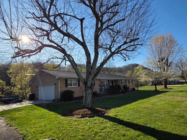 906 Riverside Cir, Celina, TN 38551