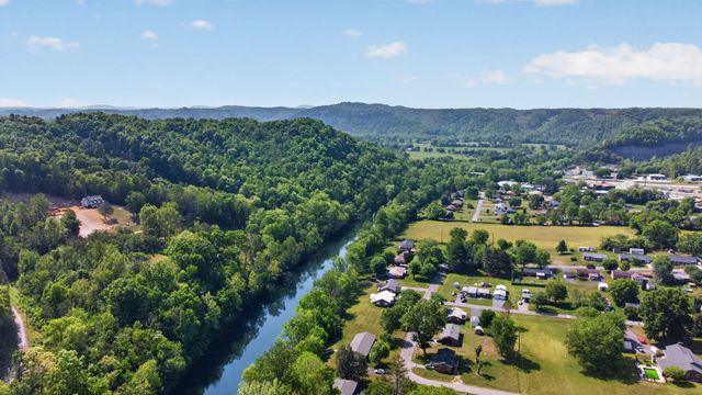 906 Riverside Cir, Celina, TN 38551