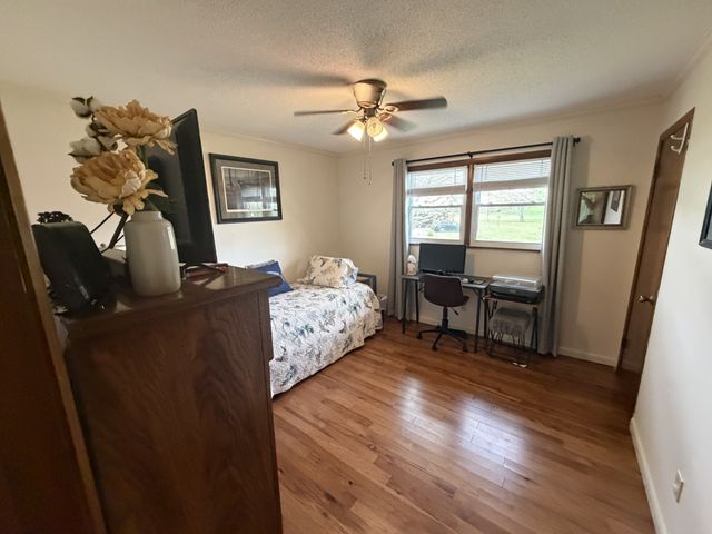 906 Riverside Cir, Celina, TN 38551