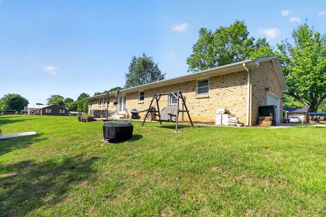 906 Riverside Cir, Celina, TN 38551