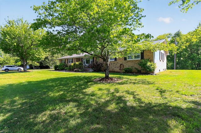 906 Riverside Cir, Celina, TN 38551