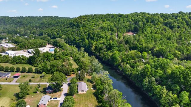 906 Riverside Cir, Celina, TN 38551