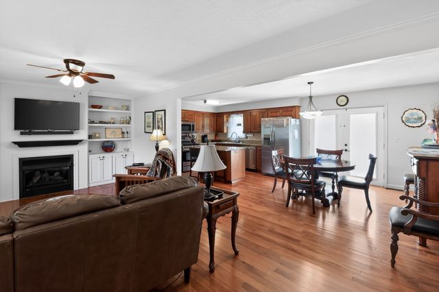 906 Riverside Cir, Celina, TN 38551