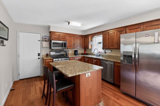 906 Riverside Cir, Celina, TN 38551