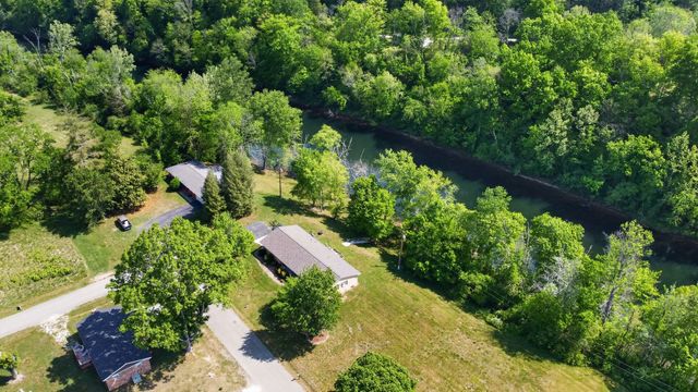 906 Riverside Cir, Celina, TN 38551