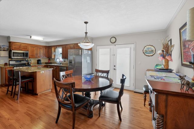 906 Riverside Cir, Celina, TN 38551