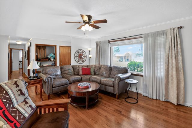 906 Riverside Cir, Celina, TN 38551