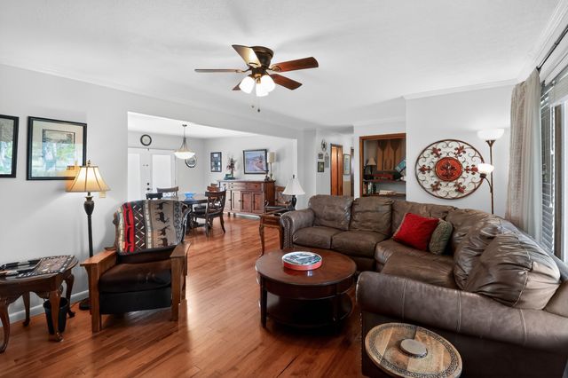 906 Riverside Cir, Celina, TN 38551