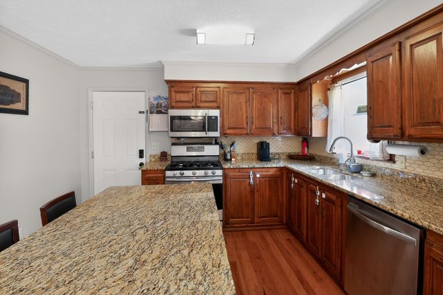 906 Riverside Cir, Celina, TN 38551