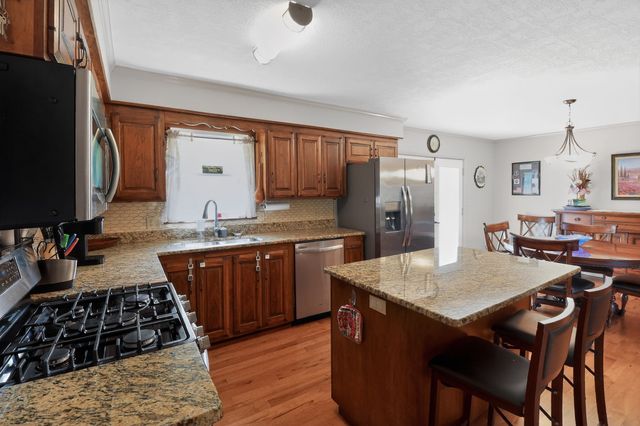 906 Riverside Cir, Celina, TN 38551