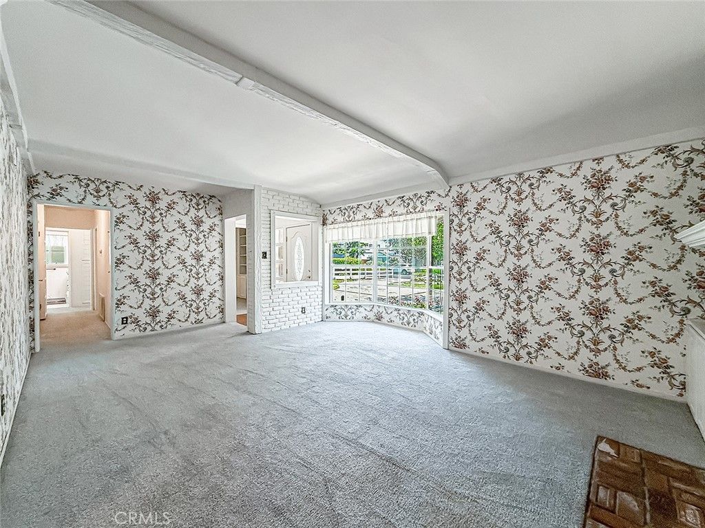 Image 10 of property listing at 8809 Oak Park Avenue, Sherwood Forest, CA 91325