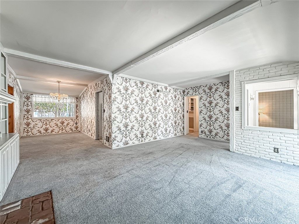 Image 11 of property listing at 8809 Oak Park Avenue, Sherwood Forest, CA 91325