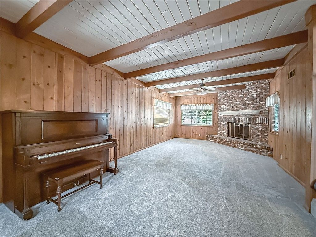 Image 17 of property listing at 8809 Oak Park Avenue, Sherwood Forest, CA 91325