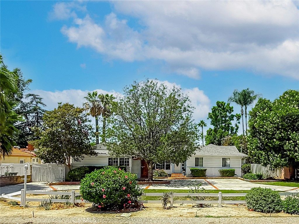 Image 2 of property listing at 8809 Oak Park Avenue, Sherwood Forest, CA 91325