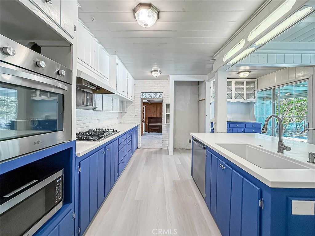 Image 21 of property listing at 8809 Oak Park Avenue, Sherwood Forest, CA 91325