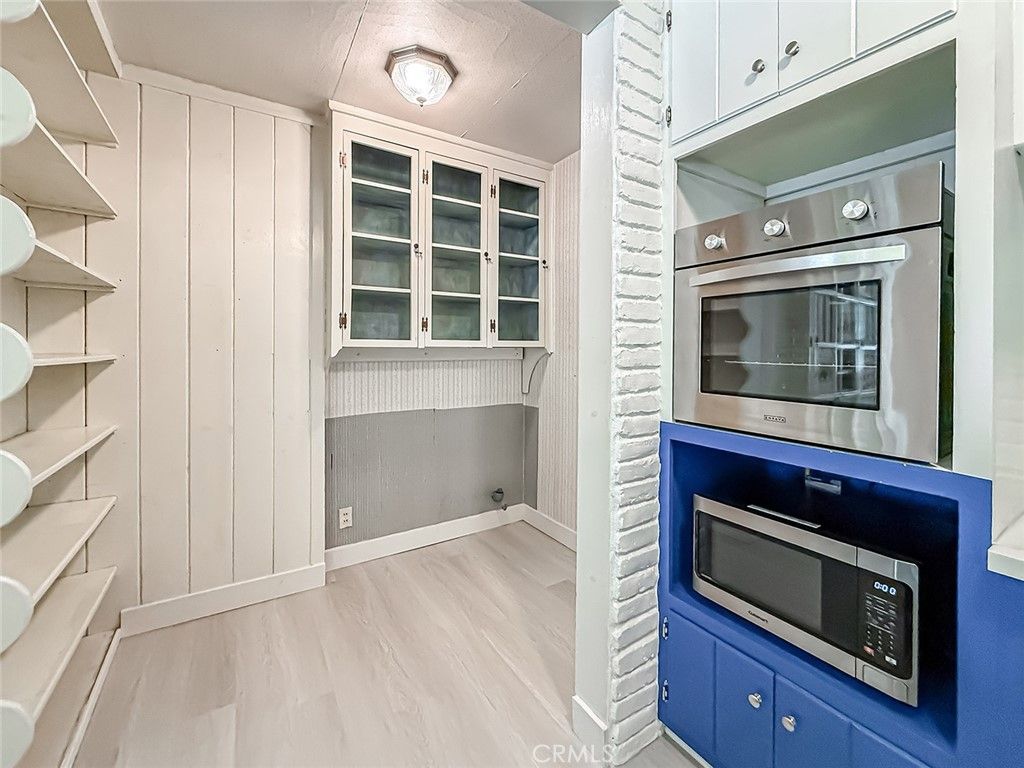 Image 26 of property listing at 8809 Oak Park Avenue, Sherwood Forest, CA 91325