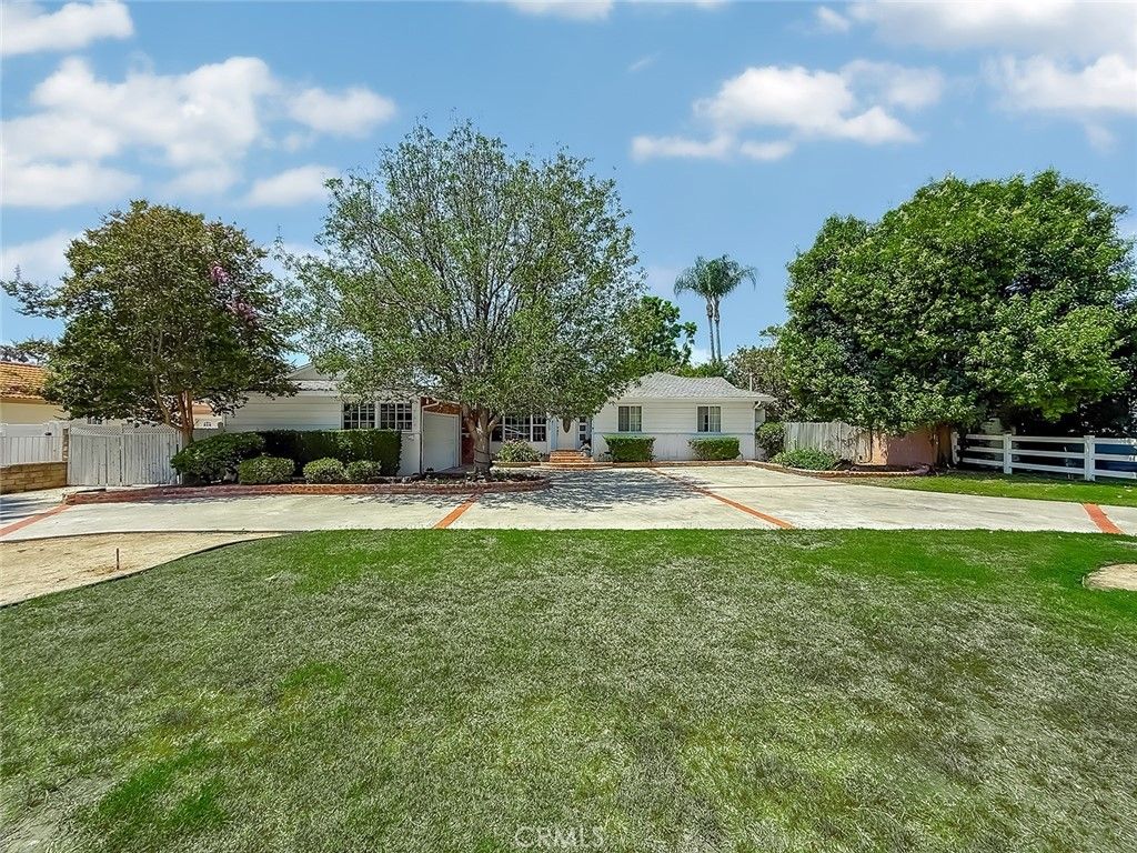 Image 3 of property listing at 8809 Oak Park Avenue, Sherwood Forest, CA 91325
