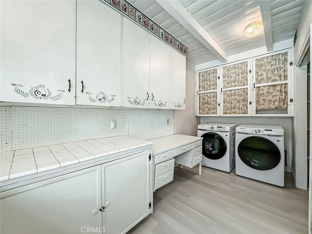 Image 31 of property listing at 8809 Oak Park Avenue, Sherwood Forest, CA 91325