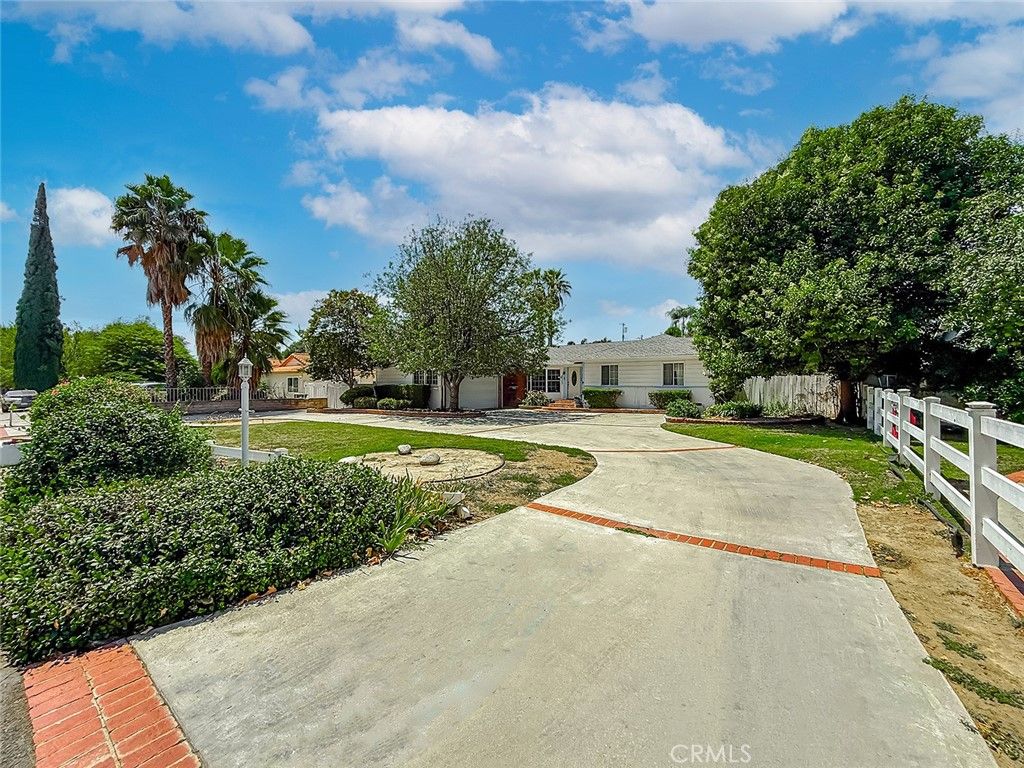 Image 4 of property listing at 8809 Oak Park Avenue, Sherwood Forest, CA 91325