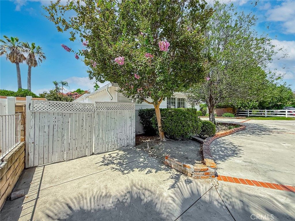 Image 48 of property listing at 8809 Oak Park Avenue, Sherwood Forest, CA 91325