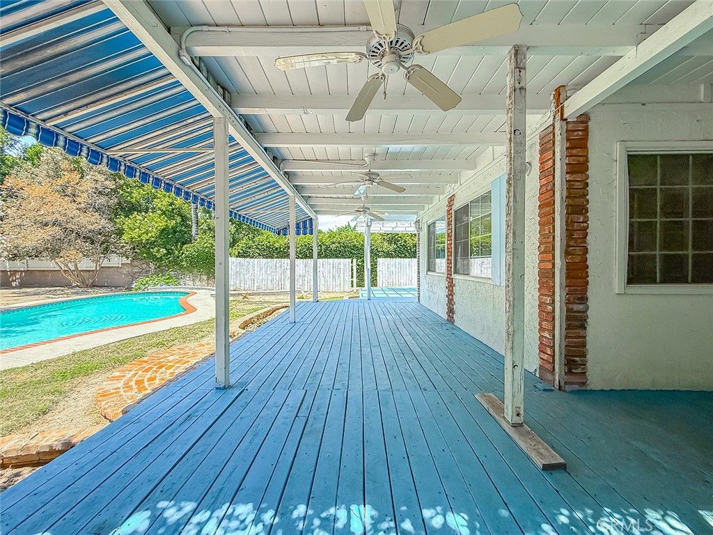 Image 54 of property listing at 8809 Oak Park Avenue, Sherwood Forest, CA 91325