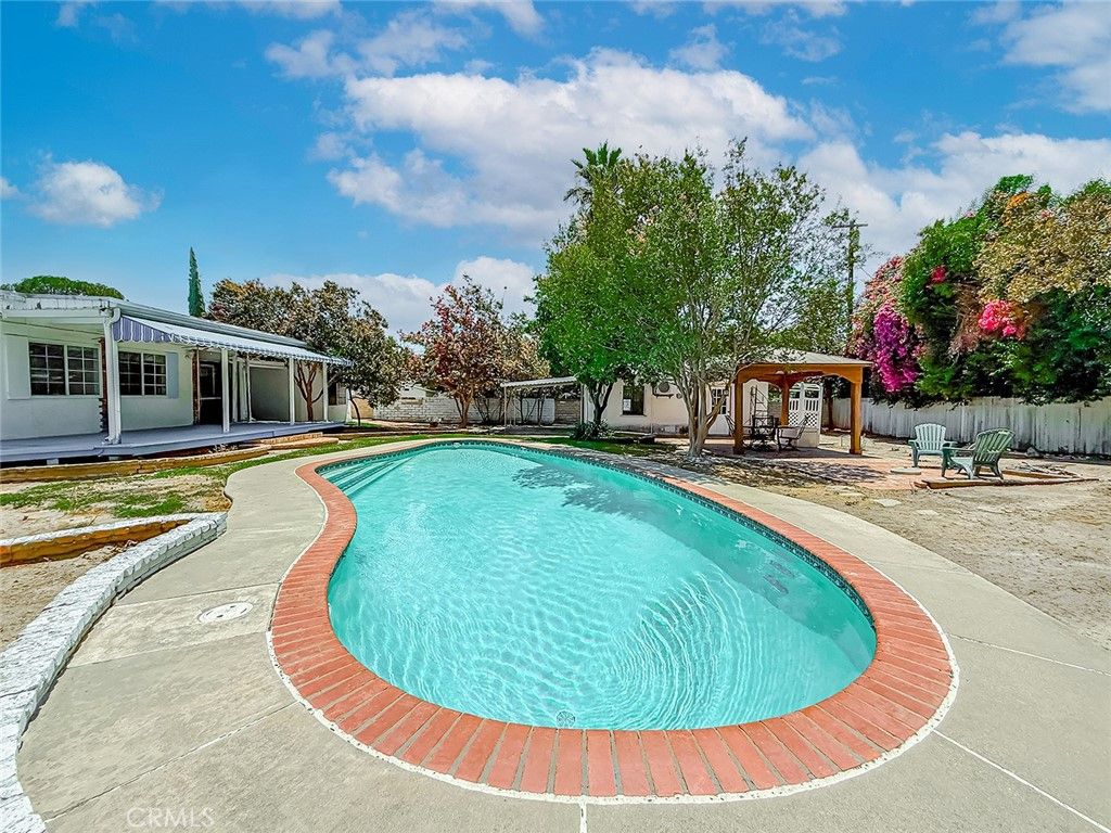 Image 61 of property listing at 8809 Oak Park Avenue, Sherwood Forest, CA 91325