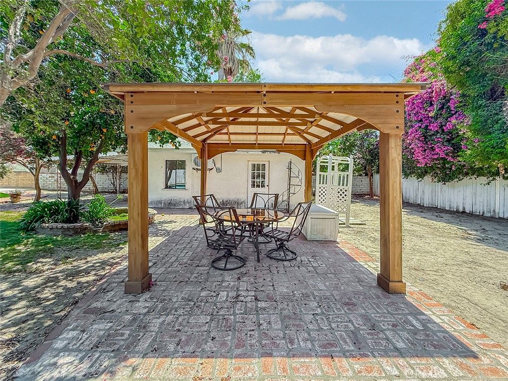 Image 65 of property listing at 8809 Oak Park Avenue, Sherwood Forest, CA 91325