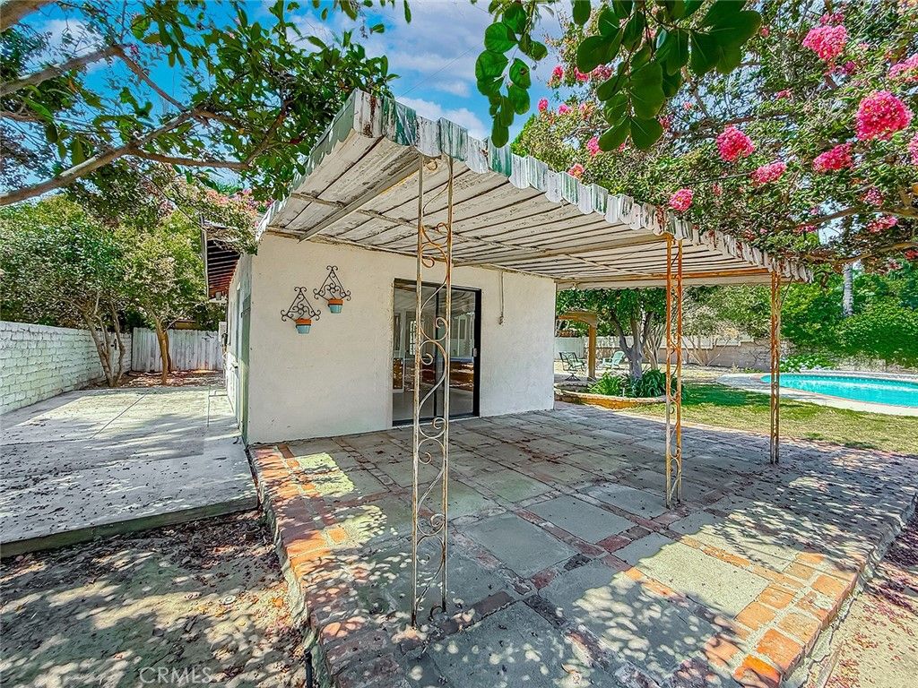 Image 66 of property listing at 8809 Oak Park Avenue, Sherwood Forest, CA 91325
