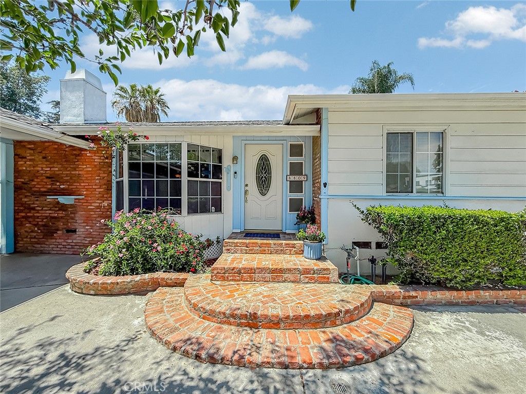 Image 7 of property listing at 8809 Oak Park Avenue, Sherwood Forest, CA 91325