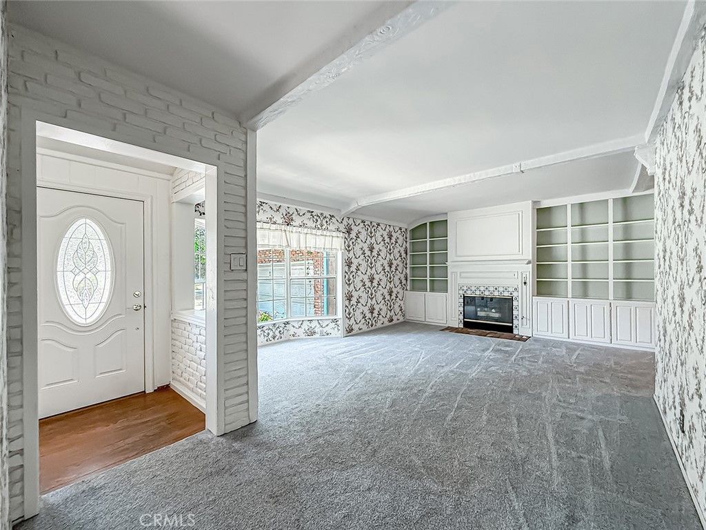Image 9 of property listing at 8809 Oak Park Avenue, Sherwood Forest, CA 91325