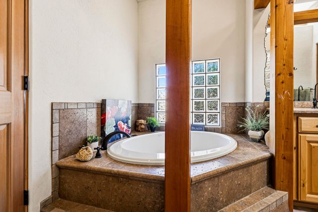 10 PINON RIDGE DR, Placitas, NM 87043