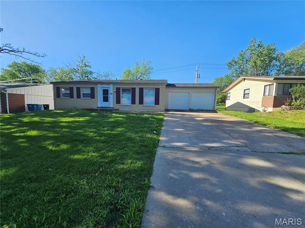 1528 Surf Side Drive, St Louis, MO 63138