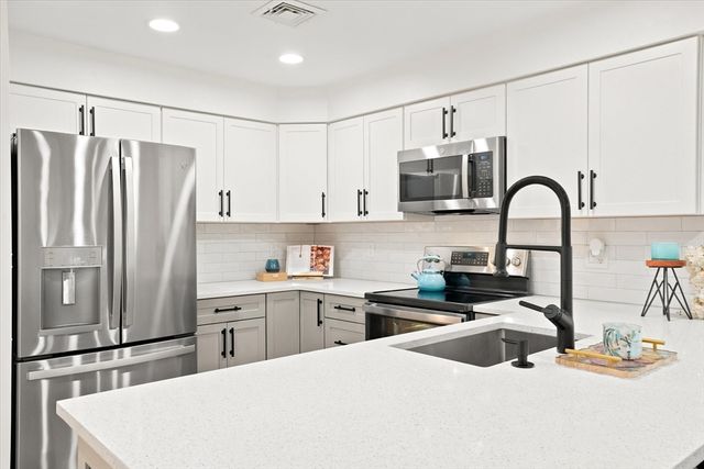 37 Constitution Ln 39, Danvers, MA 01923