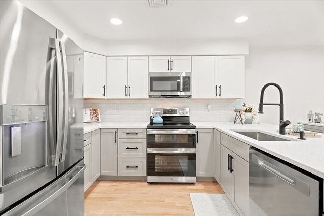 37 Constitution Ln 39, Danvers, MA 01923