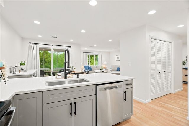 37 Constitution Ln 39, Danvers, MA 01923