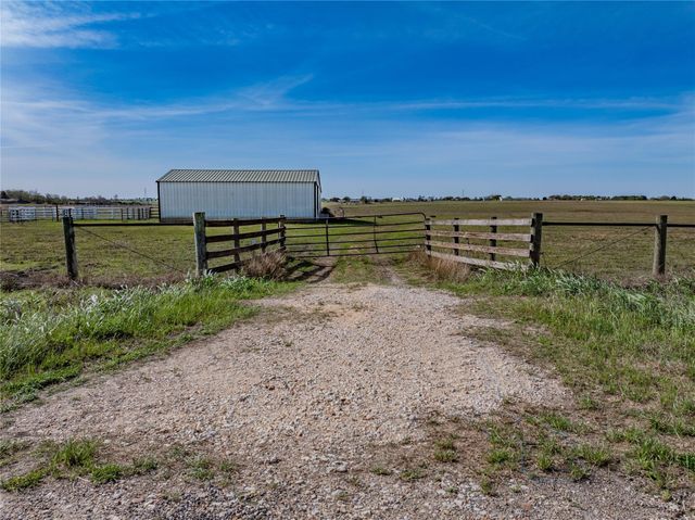555 Knape Road, La Grange, TX 78945