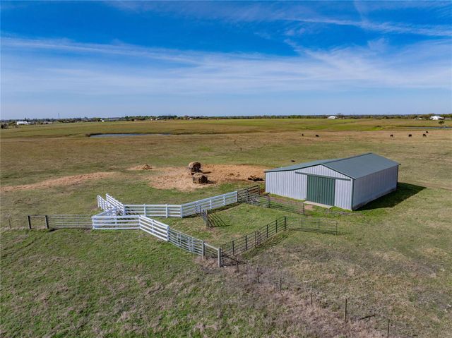 555 Knape Road, La Grange, TX 78945