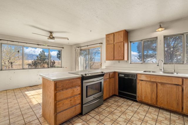 42 Manzano Road, Los Lunas, NM 87031