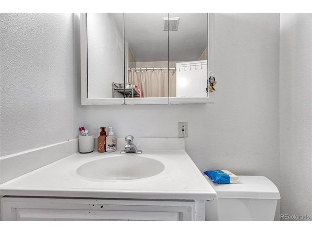 841 S Oakland St, Aurora, CO 80012