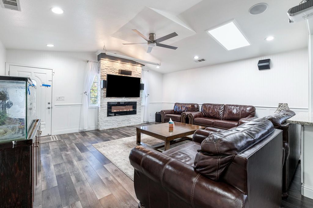 Image 10 of property listing at 408 W San Joaquin Street, Avenal, CA 93204