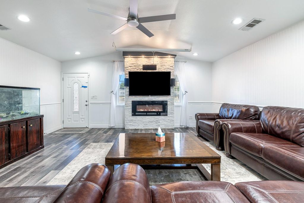 Image 12 of property listing at 408 W San Joaquin Street, Avenal, CA 93204
