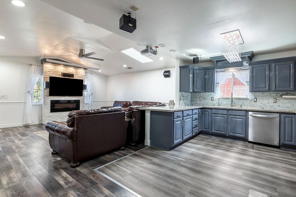 Image 15 of property listing at 408 W San Joaquin Street, Avenal, CA 93204