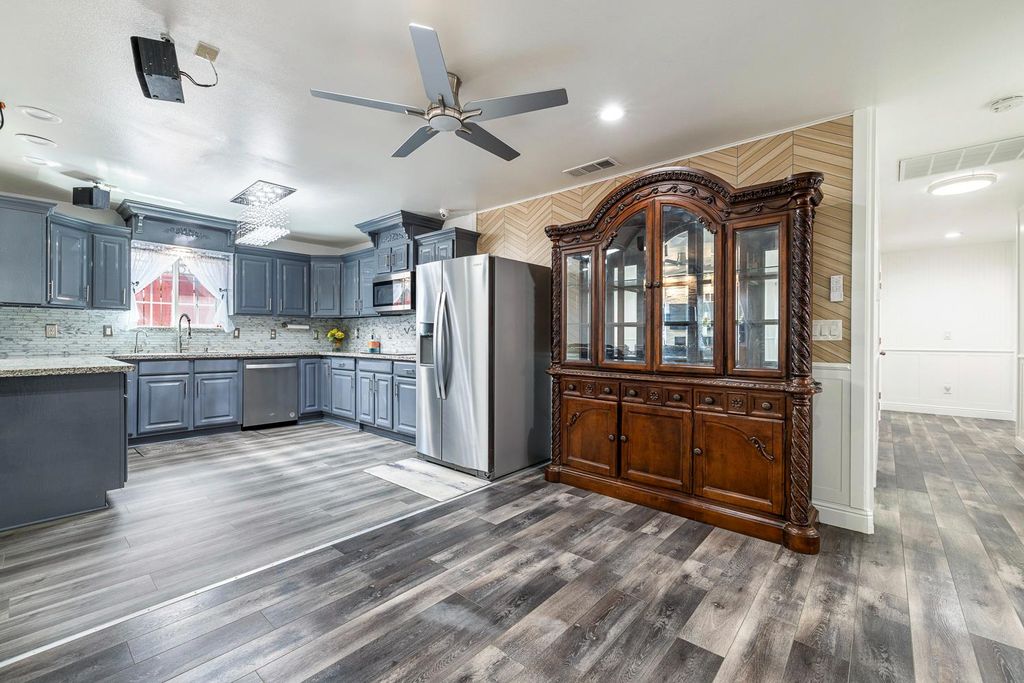 Image 17 of property listing at 408 W San Joaquin Street, Avenal, CA 93204