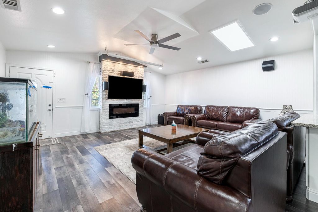 Image 9 of property listing at 408 W San Joaquin Street, Avenal, CA 93204